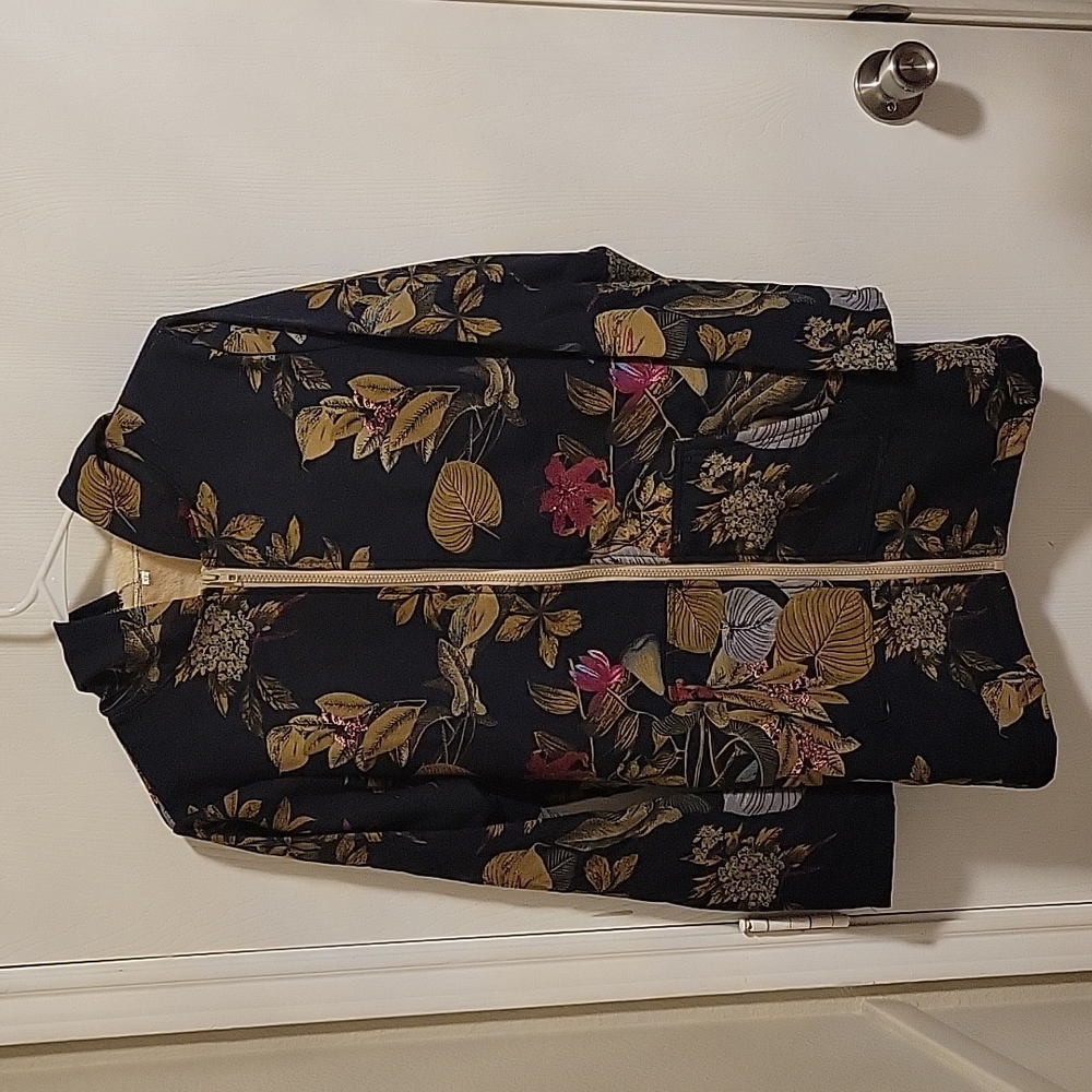 NWOT Women's Zip up‎ hooded jacket XL.